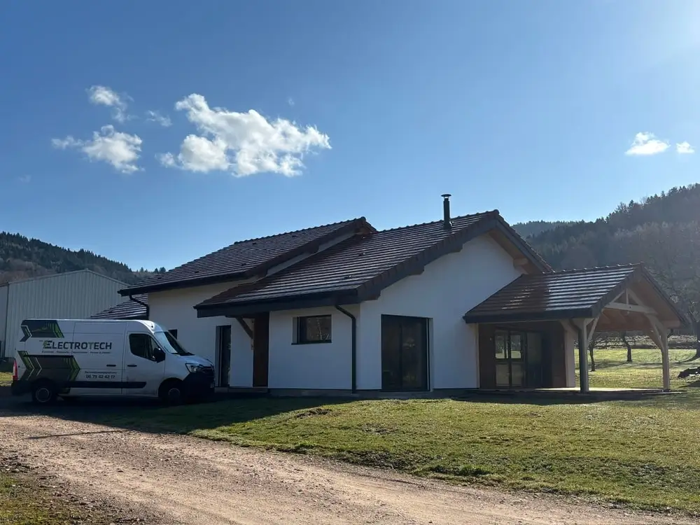Fourgon Electrotech devant une maison neuve équipée par l'entreprise