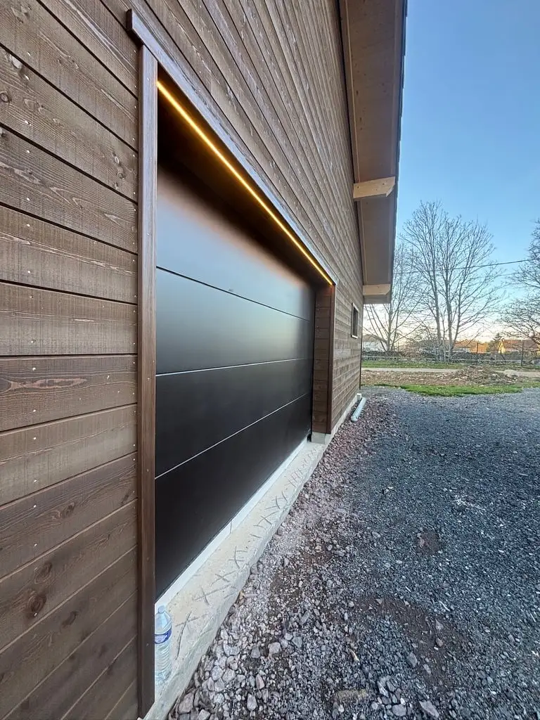 Bandeau lumineux encastré dans un bardage bois, éclairage extérieur d'une maison neuve