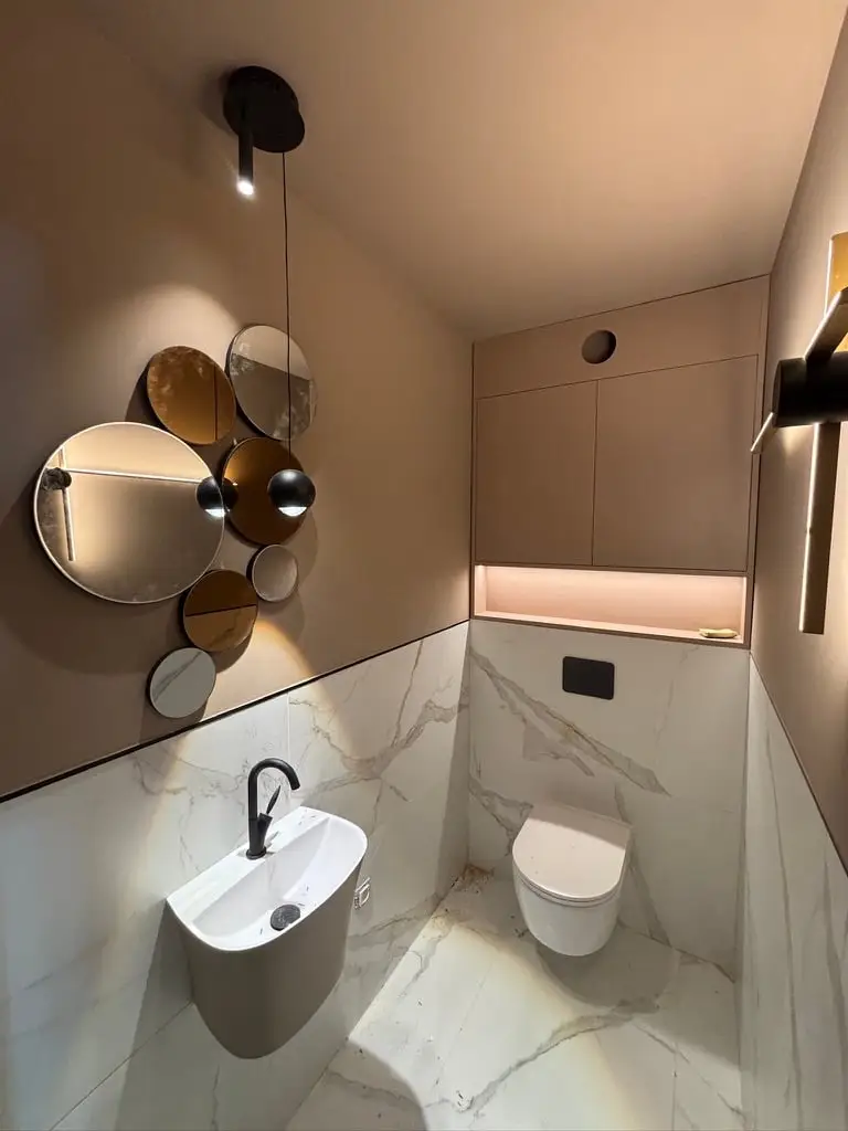 Vasque et WC suspendus raccordés dans une salle d'eau contemporaine